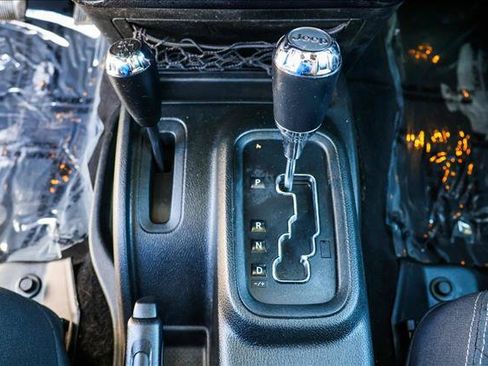 Used 2017 Jeep Wrangler Unlimited Sahara AWD/4WD image 18