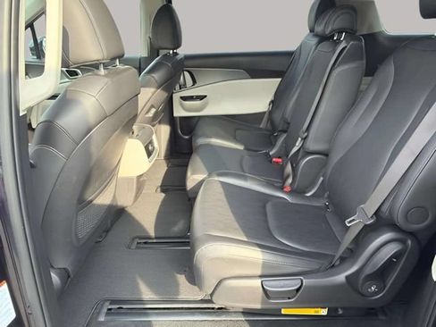 Used 2024 Kia Carnival LX FWD image 11