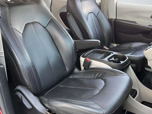 Used 2019 Chrysler Pacifica Touring-L FWD image 9