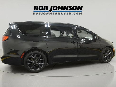 Used 2018 Chrysler Pacifica Touring-L Plus w/ S Appearance Package FWD image 3
