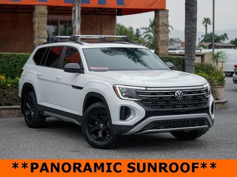 Used 2025 Volkswagen Atlas Peak Edition SE image 2