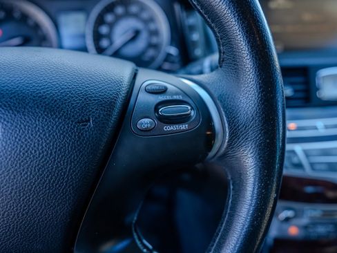 Used 2011 INFINITI M56 image 17