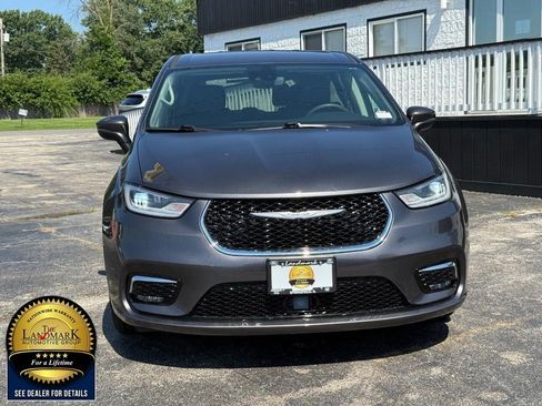 Used 2023 Chrysler Pacifica Touring-L FWD image 2