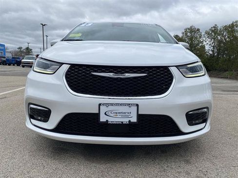 Used 2023 Chrysler Pacifica Touring-L FWD image 2