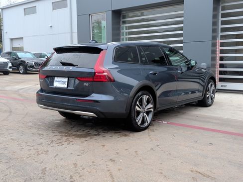Used 2025 Volvo V60 B5 Cross Country Plus image 9