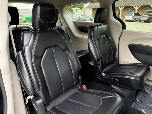 Used 2023 Chrysler Pacifica Touring-L FWD image 18