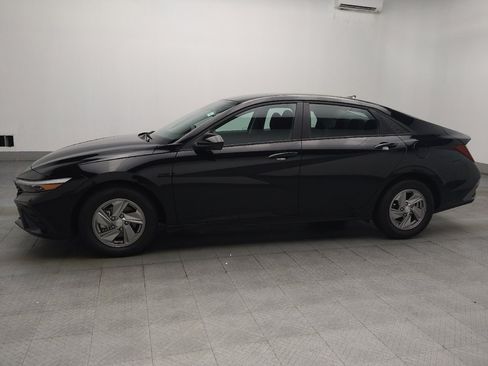 Used 2025 Hyundai Elantra SE FWD image 2