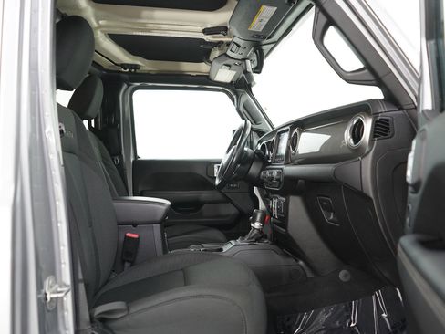 Used 2020 Jeep Wrangler Unlimited Sahara w/ Dual Top Group AWD/4WD image 11