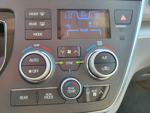 Used 2018 Toyota Sienna LE w/ Carpet Mat Package FWD image 36