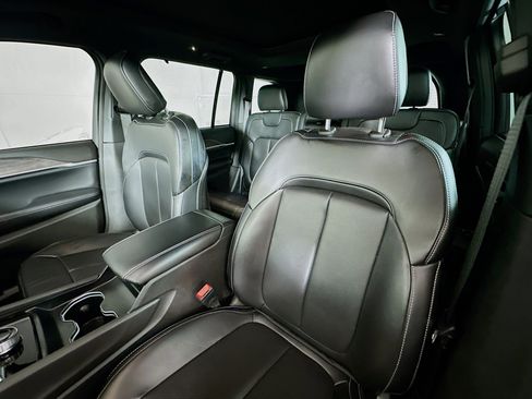 Used 2024 Jeep Grand Cherokee Limited w/ Luxury Tech Group II image 21