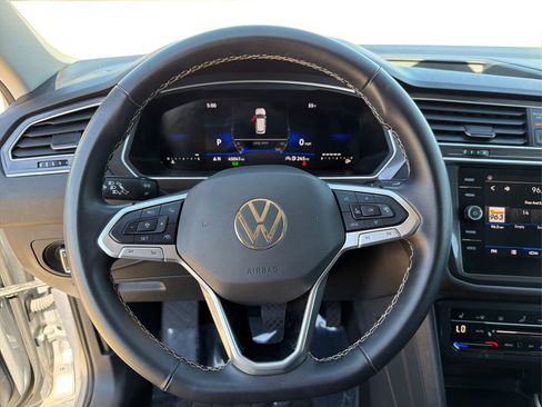 Used 2024 Volkswagen Tiguan SE image 17