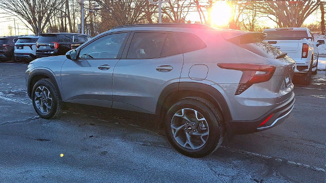 Certified 2025 Chevrolet Trax LT w/ Driver Confidence Package FWD image 6