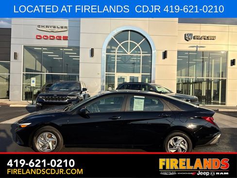 Used 2026 Hyundai Elantra SE FWD image 2