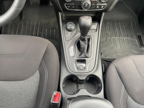 Used 2021 Jeep Cherokee Latitude AWD/4WD image 43