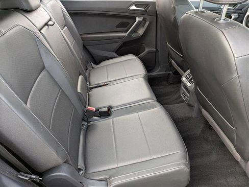 Used 2018 Volkswagen Tiguan SE w/ Panoramic Sunroof Package image 19