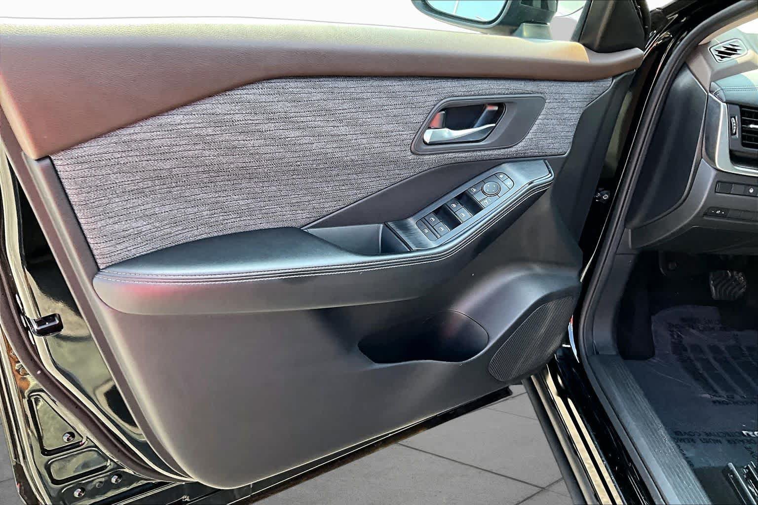 Used 2023 Nissan Rogue SV FWD image 20