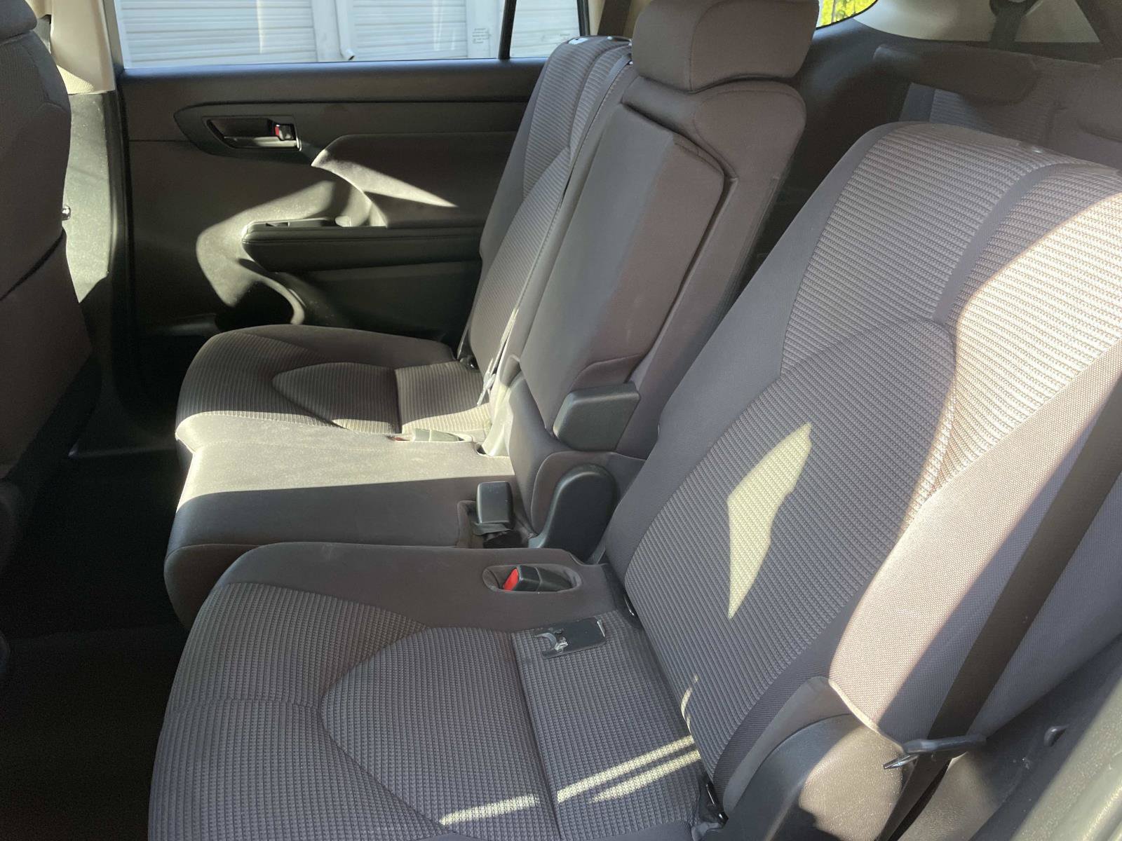 Used 2022 Toyota Highlander LE FWD image 11