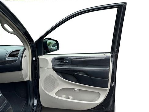 Used 2014 Chrysler Town & Country Touring FWD image 29