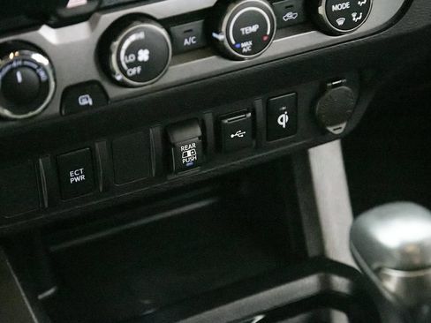 Used 2020 Toyota Tacoma TRD Sport AWD/4WD image 21