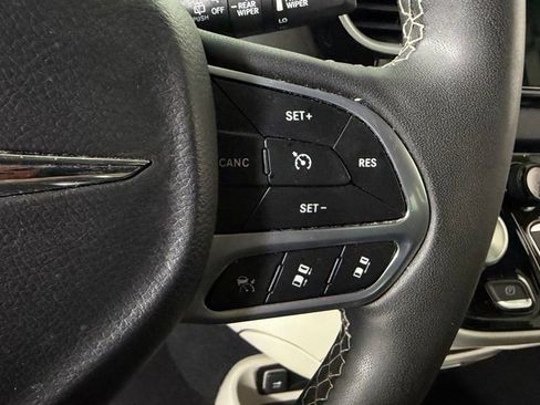 Used 2023 Chrysler Pacifica Touring-L FWD image 19