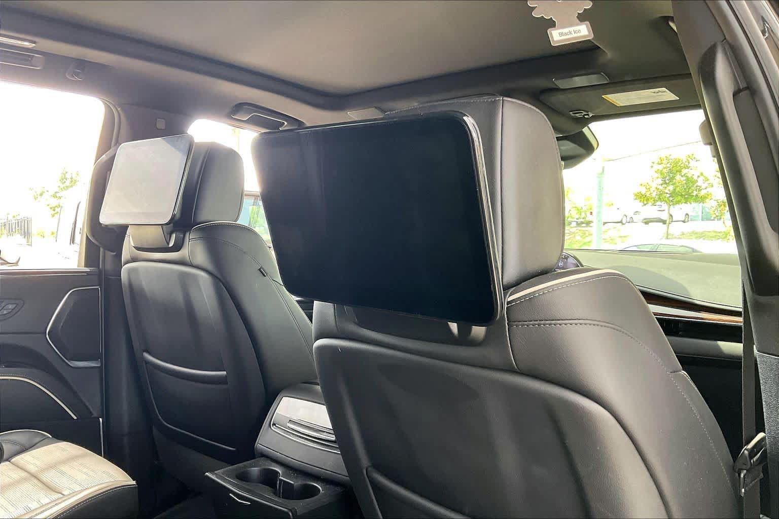Used 2024 Cadillac Escalade Premium Luxury RWD image 31