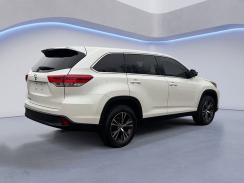 Used 2019 Toyota Highlander LE image 3