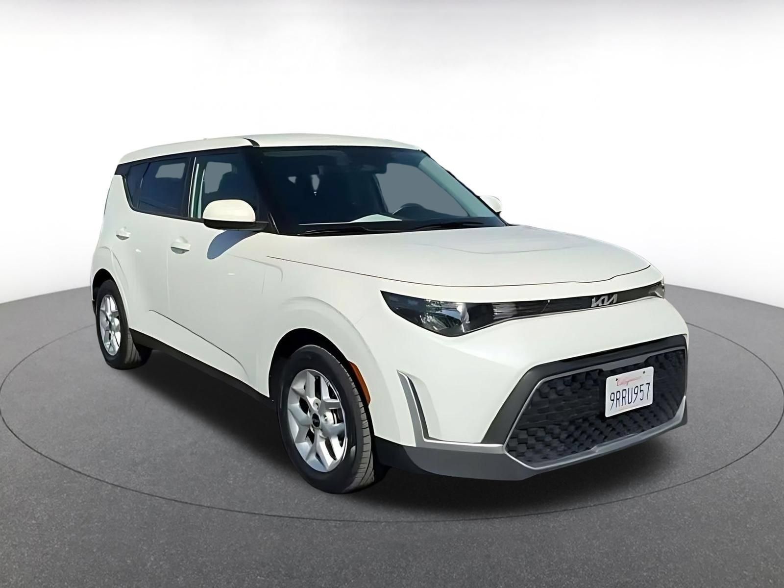 Used 2025 Kia Soul LX w/ LX Technology Package FWD image 3