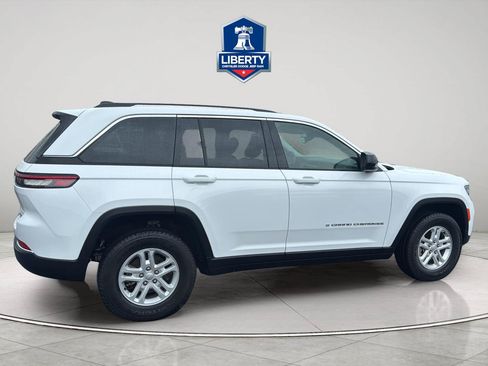 Used 2023 Jeep Grand Cherokee Laredo AWD/4WD image 12