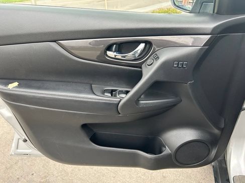 Used 2019 Nissan Rogue SV w/ Sun & Sound Touring Package AWD/4WD image 10