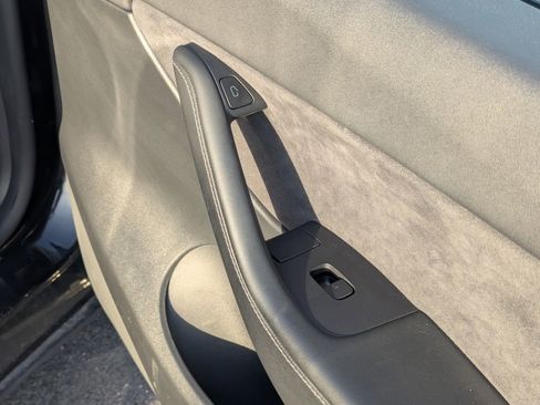 Used 2022 Tesla Model Y Long Range image 33