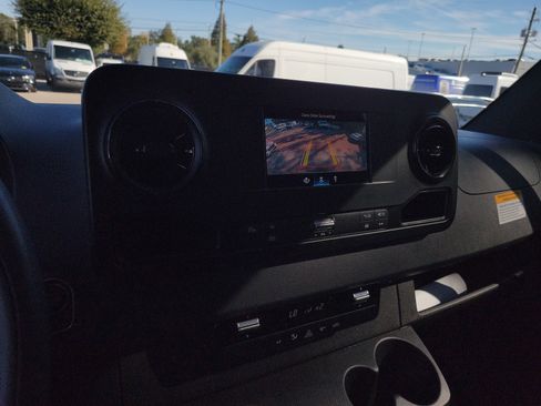 Used 2024 Mercedes-Benz Sprinter 2500 image 30