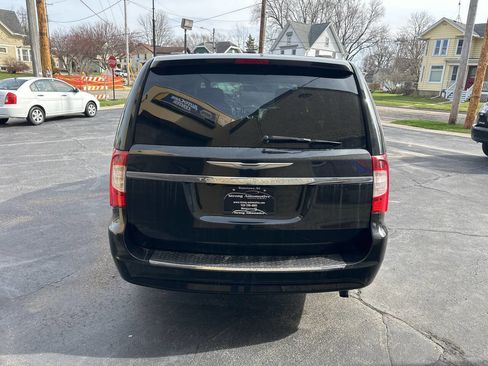 Used 2016 Chrysler Town & Country Touring w/ Driver Convenience Group image 4