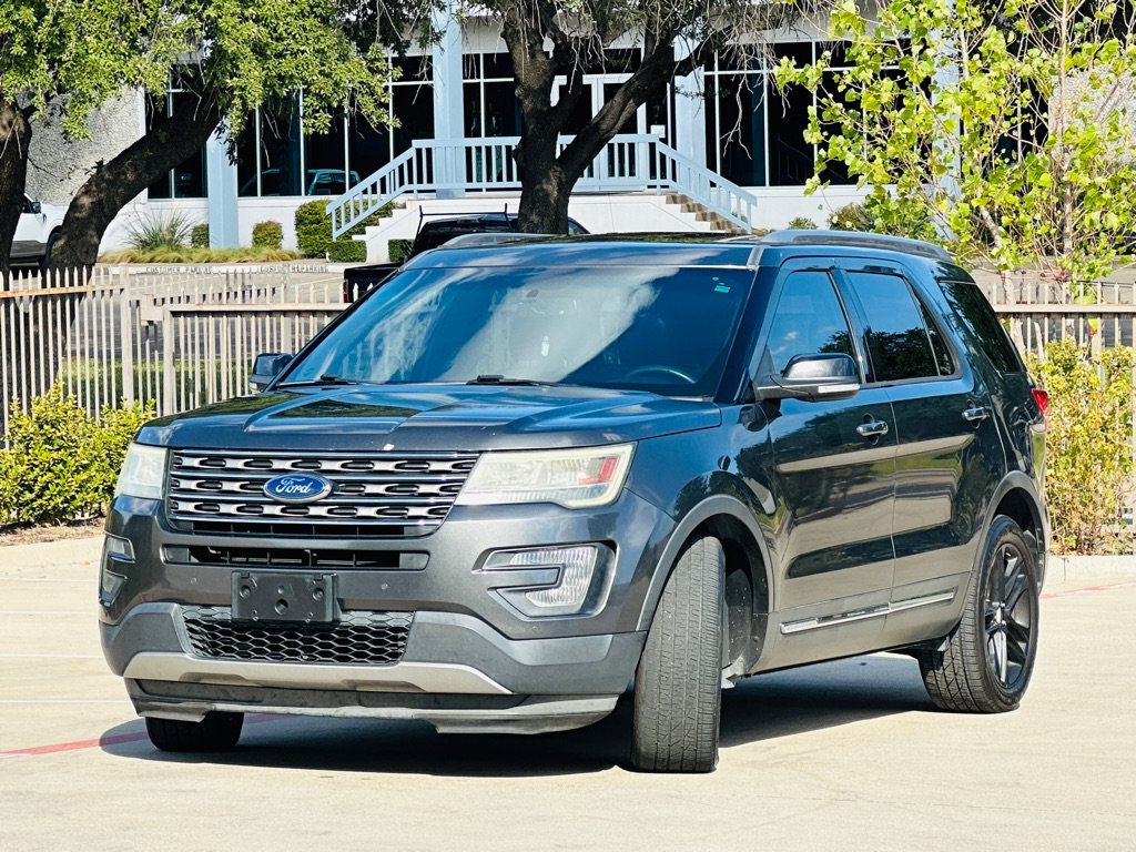 Used 2016 Ford Explorer XLT w/ Equipment Group 202A FWD image 3