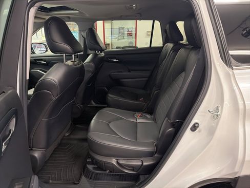 Used 2022 Toyota Highlander XLE image 21