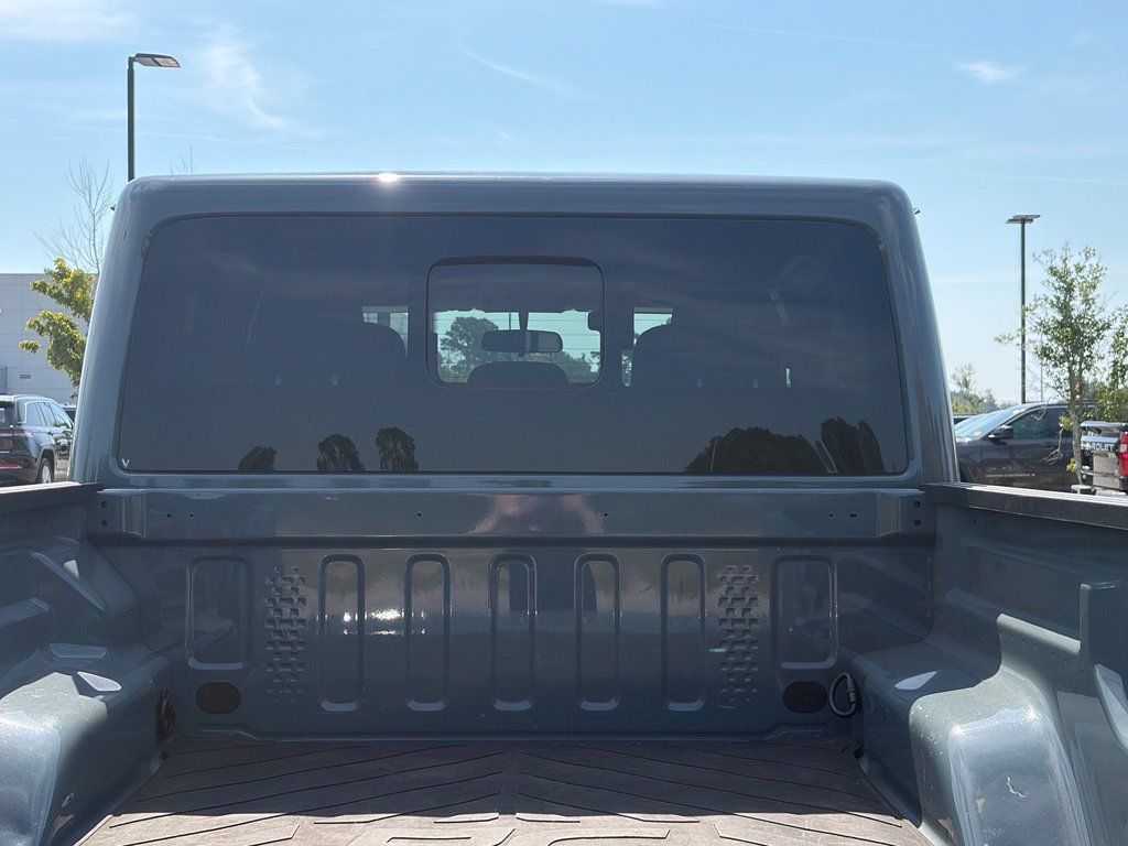 Certified 2024 Jeep Gladiator Sport AWD/4WD image 11