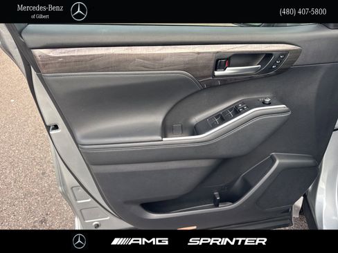 Used 2024 Toyota Highlander Limited image 11