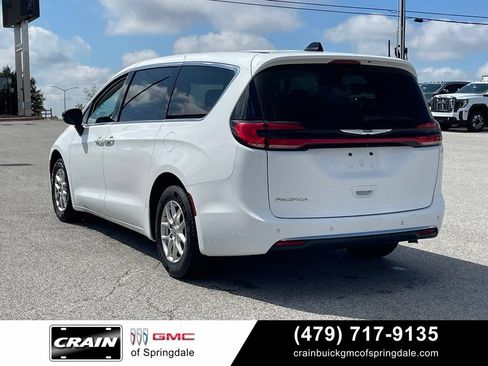 Used 2024 Chrysler Pacifica Touring-L FWD image 5