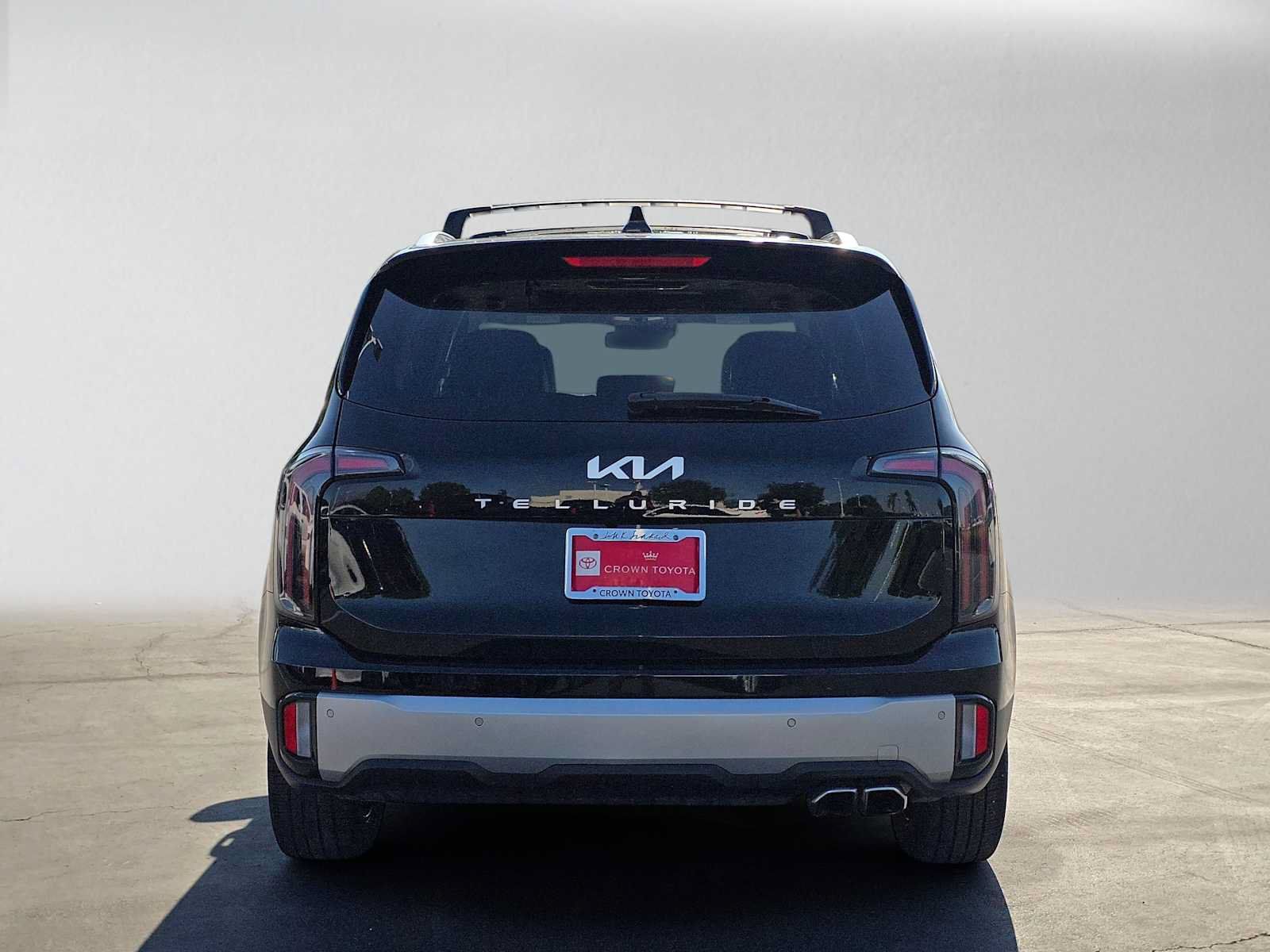 Used 2024 Kia Telluride EX w/ EX Captain's Chair Package FWD image 4