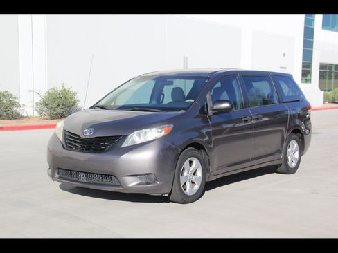 Used 2014 Toyota Sienna L image 1