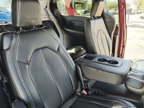 Used 2025 Chrysler Pacifica Select w/ Uconnect Theater Family Group image 3