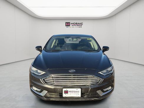 Used 2017 Ford Fusion SE w/ Fusion SE Technology Package image 2