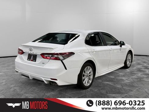 Used 2024 Toyota Camry SE image 3