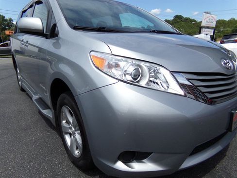 Used 2017 Toyota Sienna LE FWD image 5