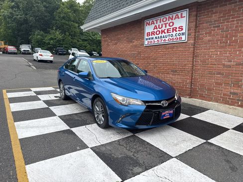 Used 2017 Toyota Camry SE w/ Moonroof Package FWD image 1