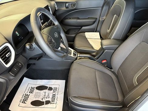 Used 2025 Hyundai Venue Limited image 19