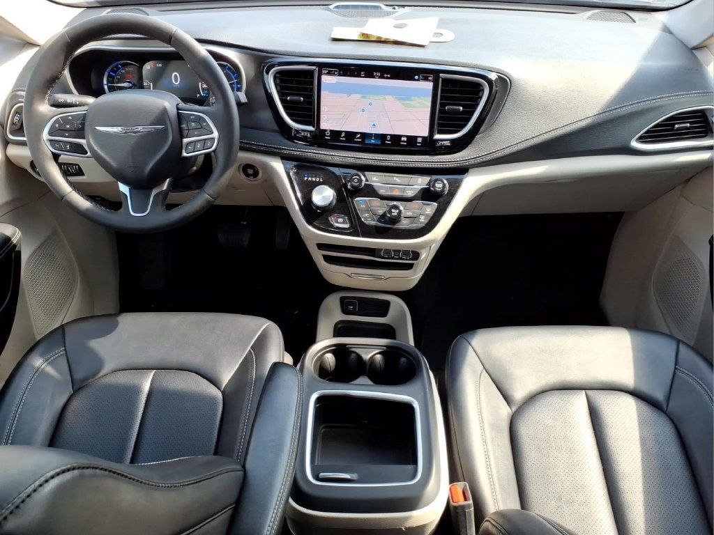 Used 2024 Chrysler Pacifica Limited FWD image 19