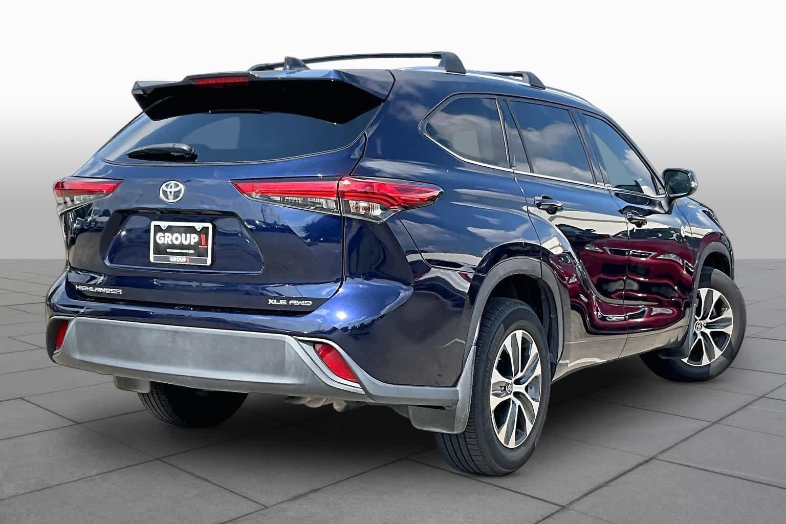 Used 2021 Toyota Highlander XLE AWD/4WD image 12