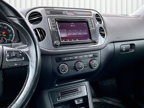 Used 2017 Volkswagen Tiguan S image 9