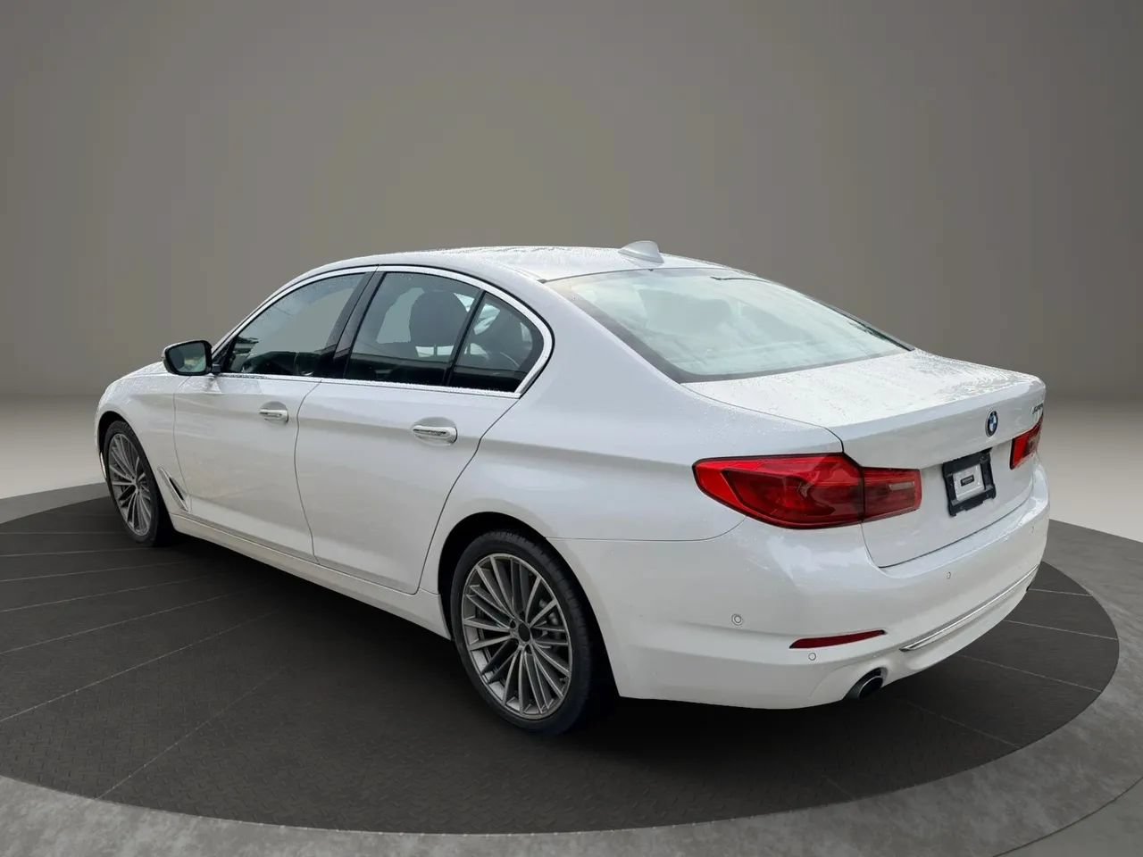 Used 2017 BMW 530i RWD image 3