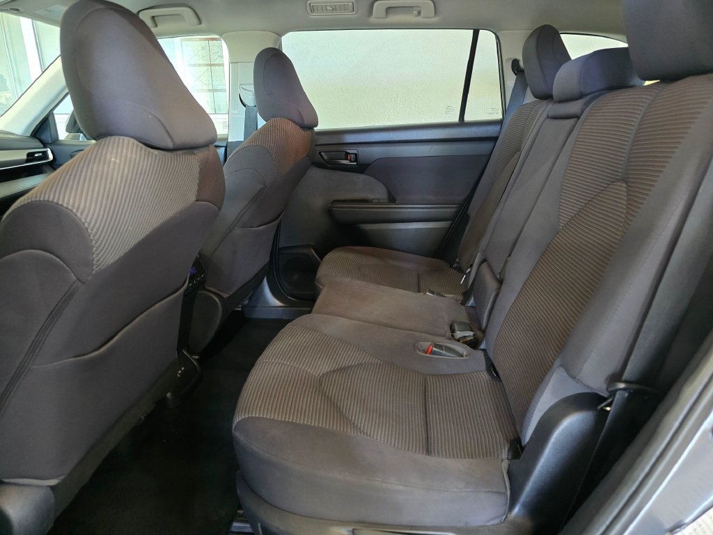 Used 2022 Toyota Highlander LE AWD/4WD image 26